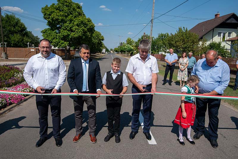 Teljesen megújult Zsana legforgalmasabb útszakasza