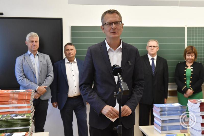 Rétvári Bence: minden iskolába megérkeztek az ingyenes tankönyvek