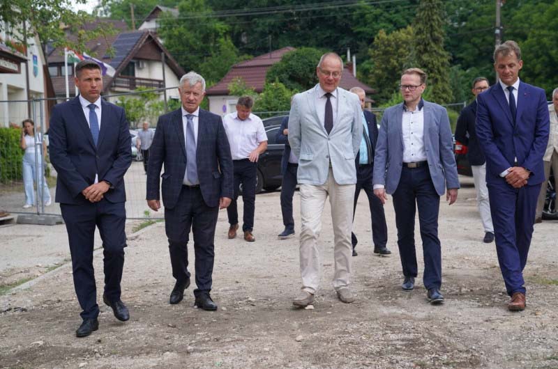 Alapkő letétellel indult a régóta várt beruházás: új Fő tér és Egészségház épül Bakonycsernyén