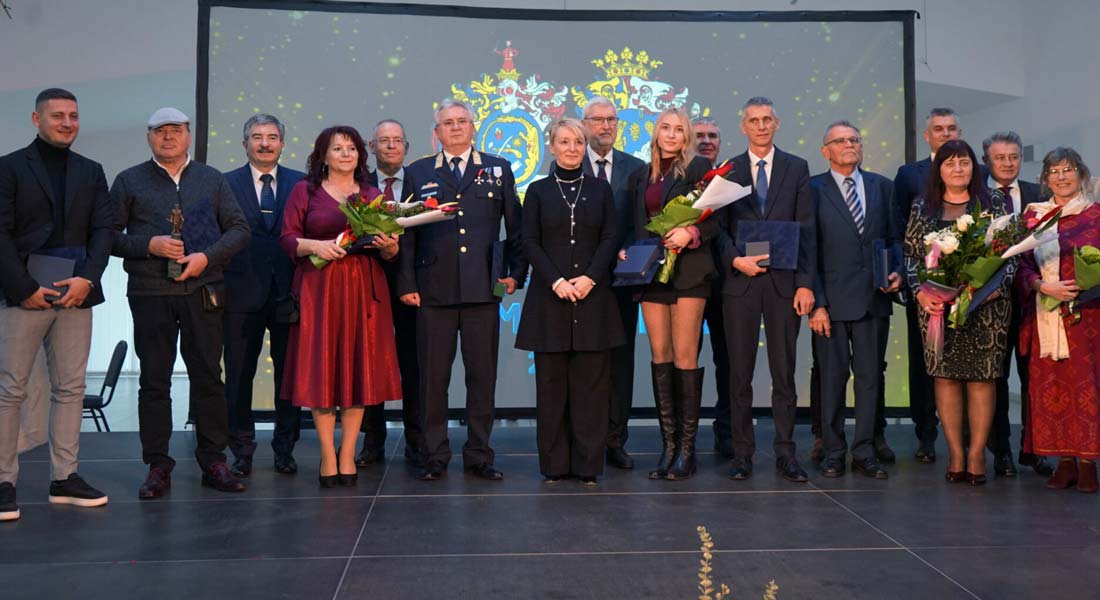 Hajdúsámsonban adták át a 2025. évi vármegyei díjakat