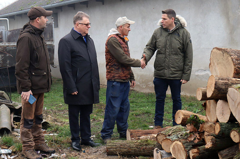 Meleg és összefogás: tűzifa-adományozás a rászorulóknak