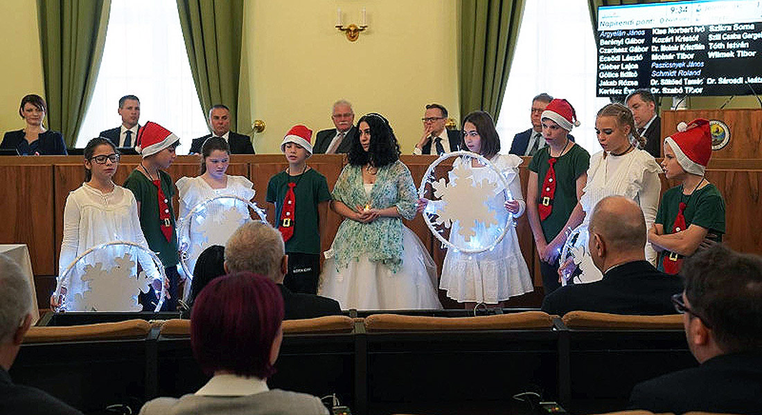 Ünnepi pillanatok a Közgyűlésen – karácsonyi műsor és ajándékok a Vármegyeházán