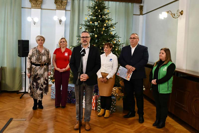 Elindult a Jász-Nagykun-Szolnok Vármegyei Önkormányzat idei Adventi Szeretetdoboz adománygyűjtő akciója