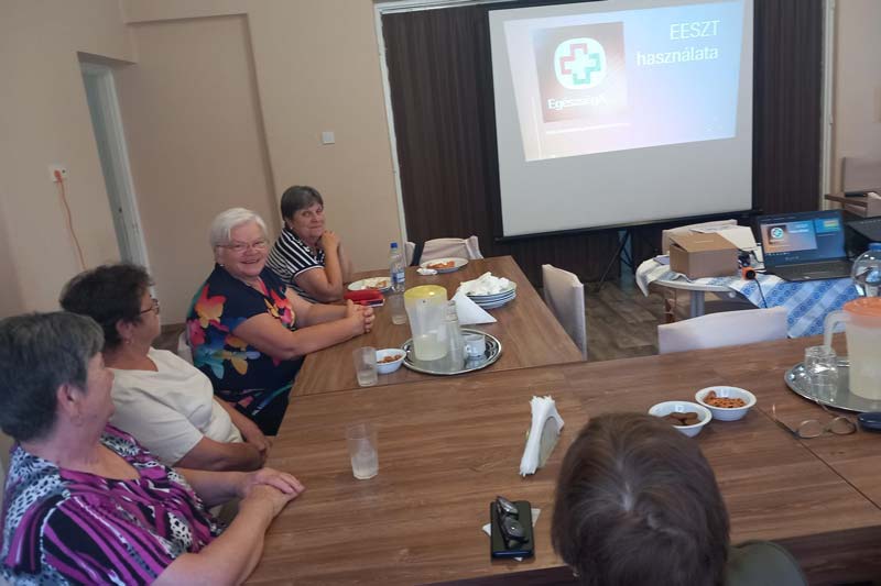 Okostelefon használat, digitális tájékoztató és játékos fejlesztő foglalkozás Bakonszegen