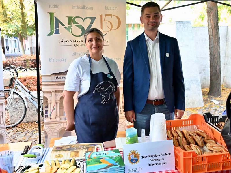 Az önkormányzat csapata is várta a kerékpáron érkezőket